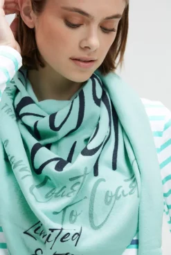 Dreieckstuch aus Flauschstrick mit Wording Prints new aqua