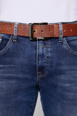 Gürtel aus Leder mit Logo auf der Metallschließe brown