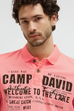 Kurzarmpolo Oil Dyed mit Logo Print neon flame