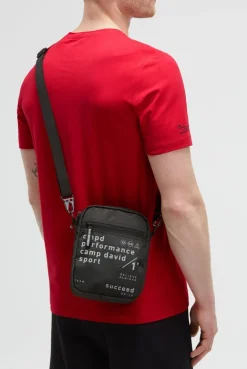 Leichte Crossbody Bag mit reflektierendem Print black