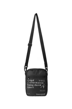 Leichte Crossbody Bag mit reflektierendem Print black