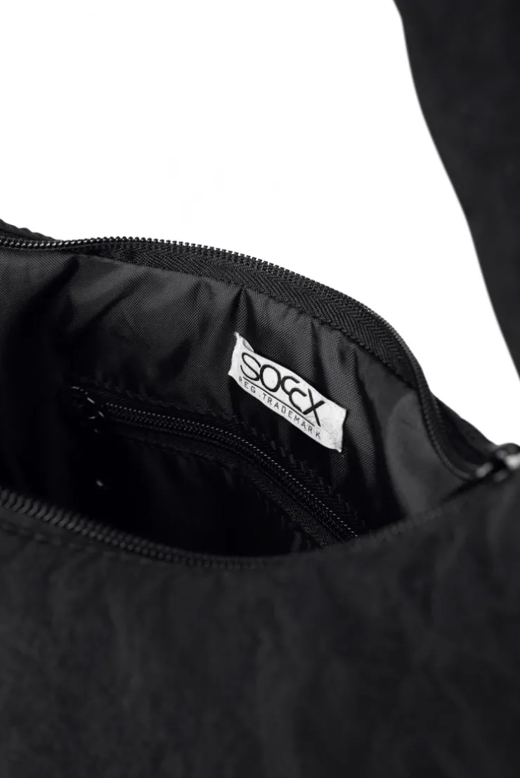 Leichte, wattierte Schultertasche black