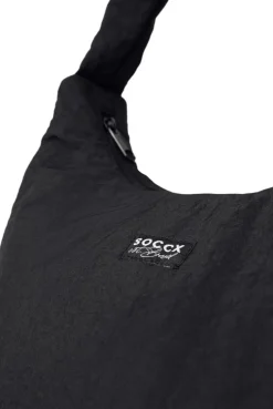 Leichte, wattierte Schultertasche black