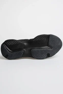 Sneaker Low im tonigen Materialmix black