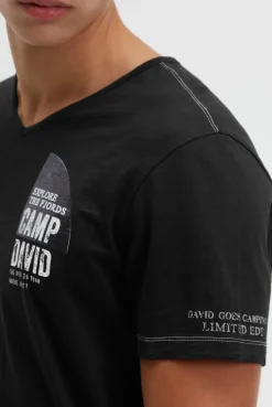 T-Shirt mit V-Neck und Back-Photoprint black