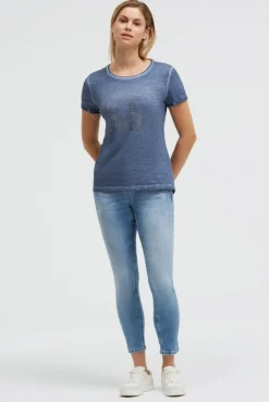 T-Shirt Oil Dyed mit Wording aus Schmucksteinen soft azure