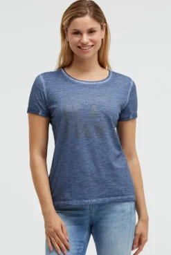 T-Shirt Oil Dyed mit Wording aus Schmucksteinen soft azure