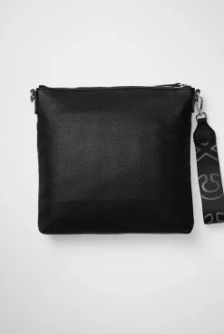 Umhängetasche aus Lederimitat mit Logo-Anhänger black