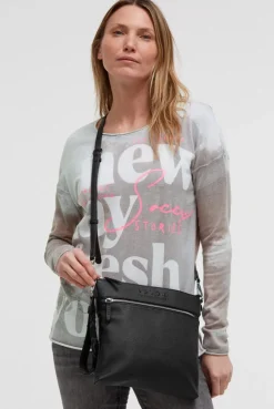 Umhängetasche aus Lederimitat mit Logo-Anhänger black