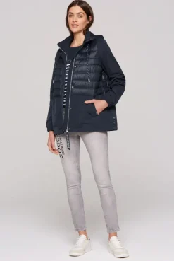 Windjacke mit Kapuze im Materialmix blue navy