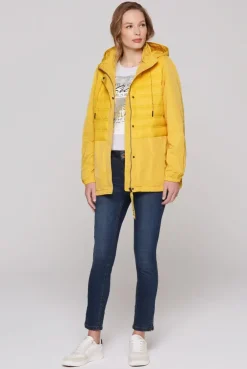Windjacke mit Kapuze im Materialmix golden honey